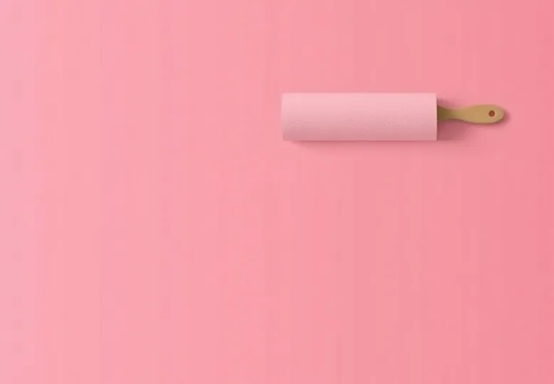 Pose de papier peint, rouleau et brosse à maroufler